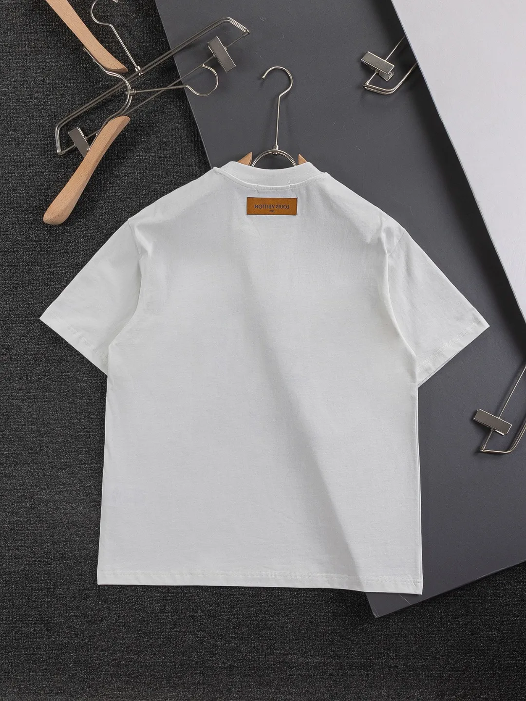 🅿️210 Louis Vuitton 1V micro-wide version S-Xl 25SS LV new product counter catwalk style, heavy letter embroidery stitching colorful print on the chest 🪡 Embroidered logo, same style for men and women! Short-sleeves are not the same as the general public, but must be unique and eye-catching. This LV short-sleeves is all about quality, comfort, consistent style, fashion, including fabrics and cutting techniques, all of which have been made with great effort! 320 grams of washed pure cotton fabric, pure cotton is breathable, very refreshing and comfortable for daily wear. The rib knitting on the neckline is smooth and tight, and the neckline will not be skewed if you toss it at will. The loose version, you will find that it looks really good on the upper body. The overall is minimalist and neat, super versatile for daily use! Pair it casually with a pair of pants for a youthful look. A T-shirt will make your outfit crazy. It is a fashionable item that can never go wrong! Color: Black White Size: S-XL Size chart: S: Shoulder width 50-Bust 54-Length 70 M: Shoulder width 52-Bust 56.5-Length 72 L: Shoulder width 54-Bust 59-Length 74 XL: Shoulder width 56-Bust 61.5-Length 76